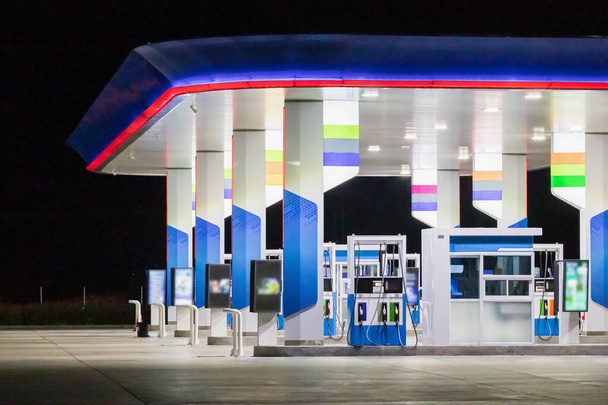 Нафтогазова станція вночі
 - Фото, зображення