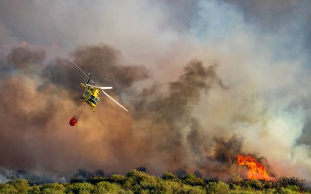 Дим і величезний вогневий фон і вертоліт з відерцем Бембі
 - Фото, зображення