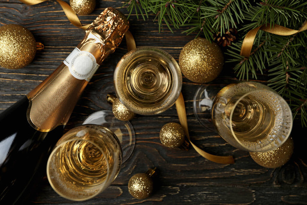 Şampanya ve yeni yıl aksesuarları ahşap masada. - Fotoğraf, Görsel