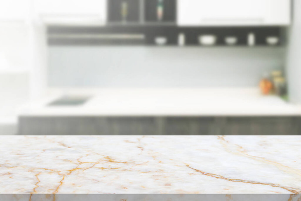 белый мрамор столешницы с размытым кухонным фоном - Фото, изображение