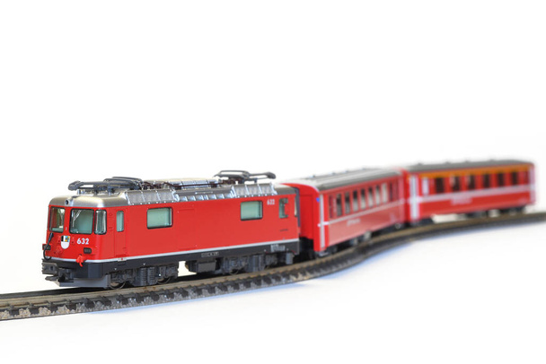 A fehér színnel elszigetelt vörös vonat méretarányos modellje - Fotó, kép