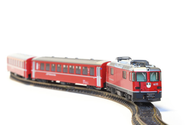 A fehér színnel elszigetelt vörös vonat méretarányos modellje - Fotó, kép