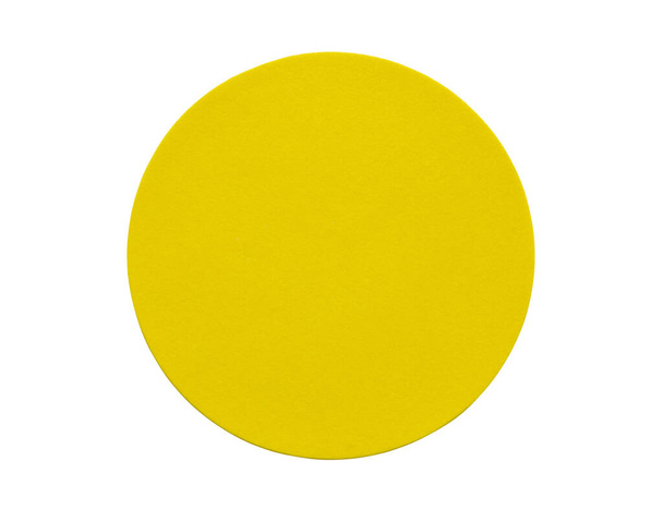 Beyaz arkaplanda izole edilmiş sarı yuvarlak kağıt etiketi - Fotoğraf, Görsel