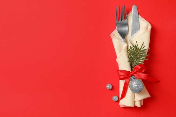 Lautasliina uudenvuoden ruokailuvälineet punaisella taustalla - Valokuva, kuva