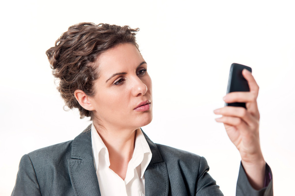 Деловая женщина проверяет мобильный телефон
 - Фото, изображение