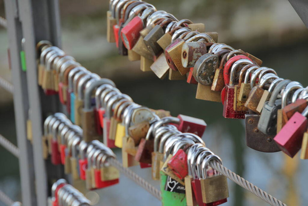 Cadeados de amor em uma ponte - Foto, Imagem