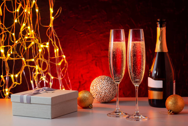 Happy New Year composition with champagne and gift box. - Zdjęcie, obraz