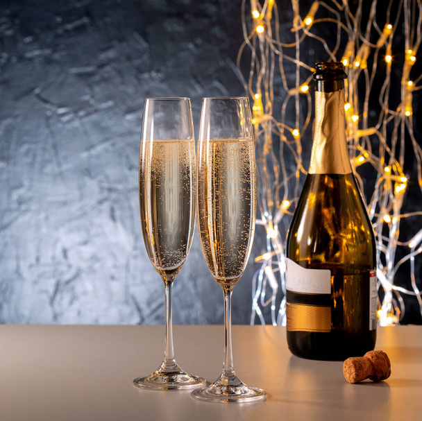 Szczęśliwego Nowego Roku kompozycja z szampanem i oświetleniem. - Zdjęcie, obraz