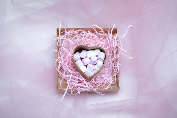 Zasnoubení, fotka z vdané koncepce. Růžový marshmallow v dárkové krabičce ve tvaru srdce na textilním pozadí, Mnoho marshmallows pro současnost, Sladká láska. Valentýn. Rozumím. Fotografie z blízka - Fotografie, Obrázek