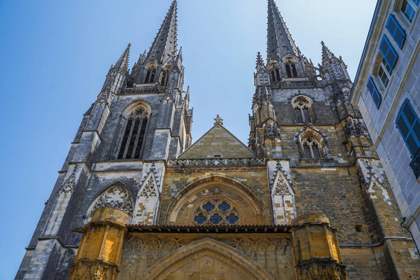 A low angle shot of Cathedrale Sainte-Marie de Bayonne in France - Fotografie, Obrázek