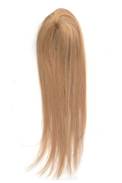 Eine hellbraune glatte Perücke oder Haarschopf auf weißem Hintergrund. - Foto, Bild