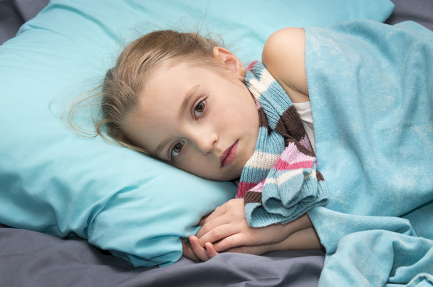 nemocná holka ležící v posteli - Fotografie, Obrázek