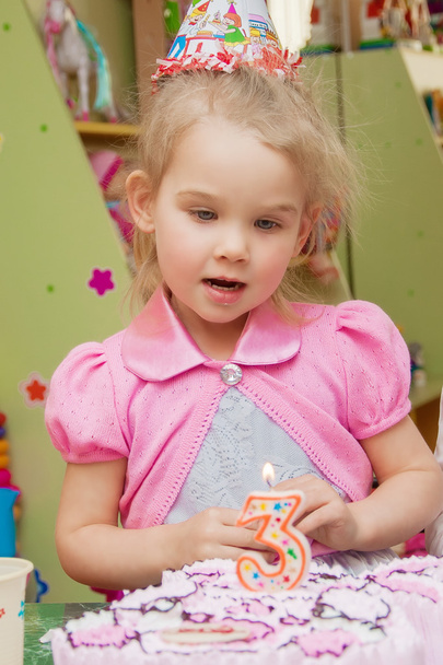 Little girl with birthday cake on birthday party - Fotografie, Obrázek