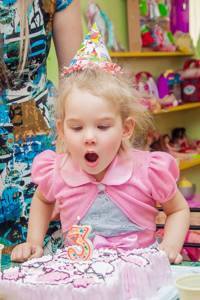 Little girl with her mother with a birthday cake on birthday party - Fotoğraf, Görsel