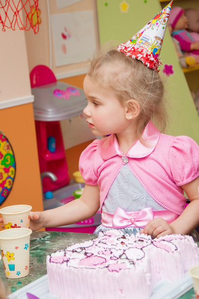 Little girl with birthday cake on birthday party - Zdjęcie, obraz