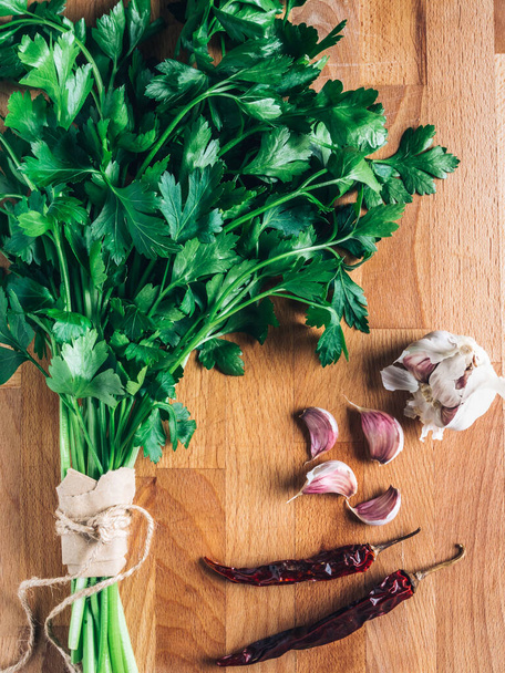 A flat lay of fresh vegetables on a wooden surface - Fotografie, Obrázek