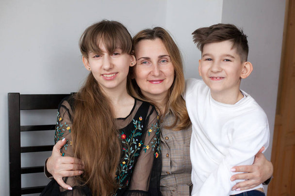 Šťastná matka a dvě děti doma - Fotografie, Obrázek