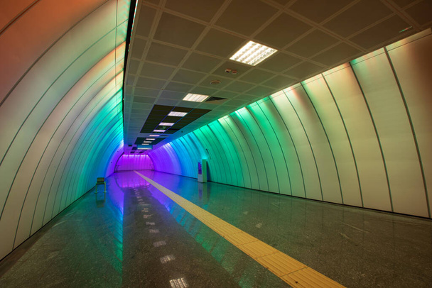 Sokszínű és modern metrófolyosó egy metróállomáson - Fotó, kép