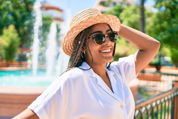 若いですアフリカ系アメリカ人女性で、夏の晴れた日にサングラスをかけ、屋外で幸せな笑顔 - 写真・画像