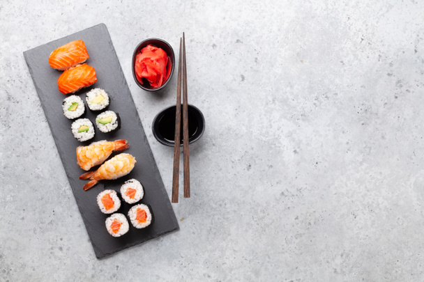 Conjunto de sushi japonês. Top vista plana leigos com espaço de cópia - Foto, Imagem