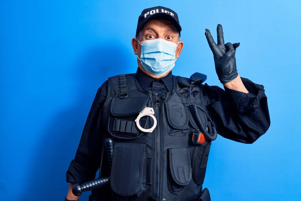 Mies vanhempi poliisi yllään lääketieteellinen kasvonaamio - Valokuva, kuva