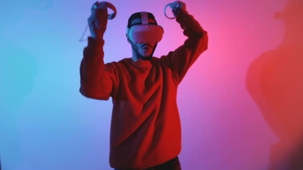 Εξαντλημένος άνθρωπος με γενειάδα σε VR ποτήρια αγωνίζονται - Πλάνα, βίντεο