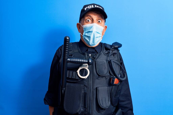 male senior policeman wearing medical face mask - Foto, Imagem