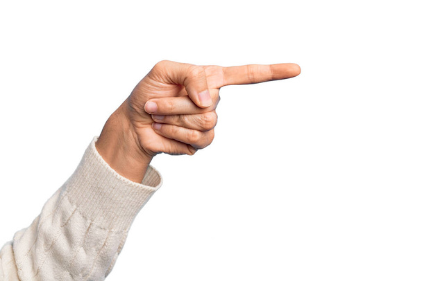 Hand eines kaukasischen jungen Mannes mit Fingern über isoliertem weißem Hintergrund, der mit dem Zeigefinger zur Seite zeigt und eine Wahl vorschlägt und auswählt - Foto, Bild