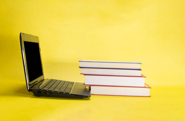 Laptop and different sized books - Zdjęcie, obraz