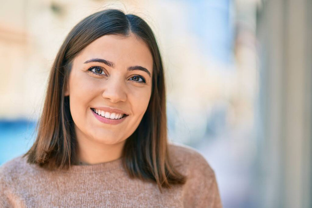 Young hispanic woman smiling happy standing at the city. - Φωτογραφία, εικόνα