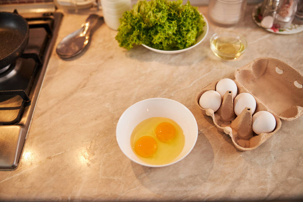 Белый и желток яиц в блюде - Фото, изображение