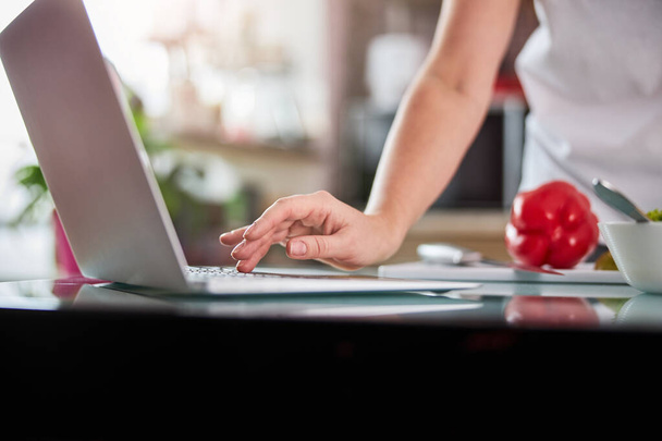 Pessoa digitando em um teclado de um laptop - Foto, Imagem
