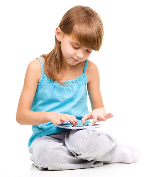 Chica joven está usando tableta
 - Foto, Imagen