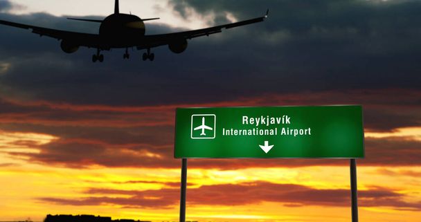 Силует літака приземлився в Рейк'явіку, Ісландія. Прибуття міста з сигнальною панеллю аеропорту і захід сонця на задньому плані. Тріп і транспортування Поняття 3d. - Фото, зображення
