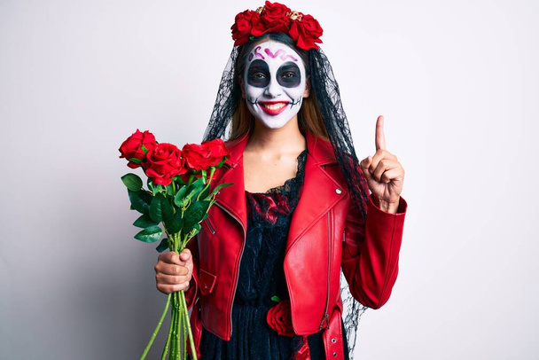 Nainen yllään päivä kuolleen puku tilalla ruusuja yllättynyt ajatus tai kysymys sormella onnellinen kasvot, numero yksi  - Valokuva, kuva