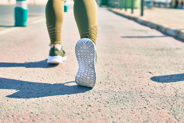 Spor giysili kadın şehirde koşuyor.. - Fotoğraf, Görsel