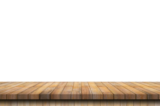 Mesa de madera vacía sobre fondo blanco aislado y montaje de pantalla con espacio de copia para el producto. - Foto, Imagen