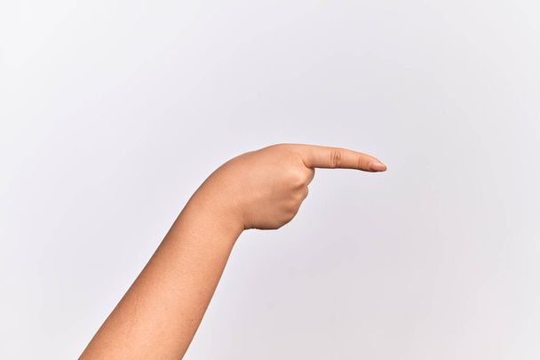 Рука кавказской молодой женщины, указывающей указательным пальцем в сторону, предлагающей и выбирающей выбор - Фото, изображение