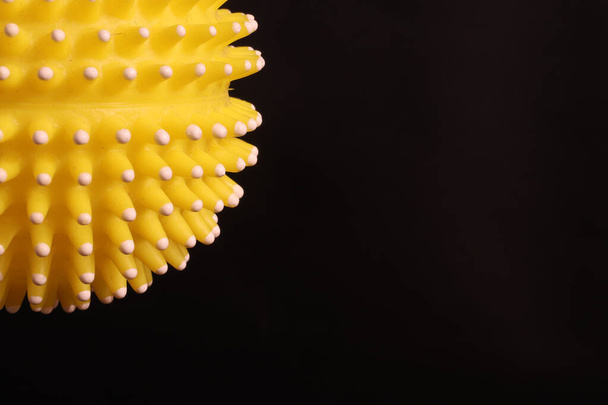 bola amarilla como símbolo del coronavirus - Foto, Imagen