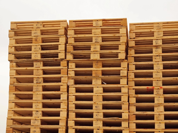 Склад новых деревянных поддонов евро в транспортной компании
. - Фото, изображение