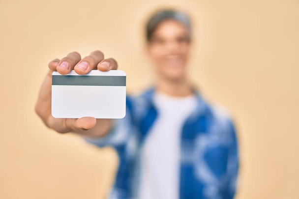 Muž držící kreditní kartu stojící ve městě. - Fotografie, Obrázek