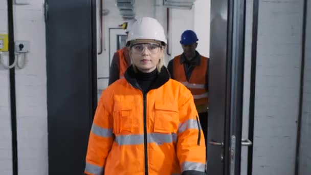 Vrouw ingenieur collega 's lopen langs elektrische onderstation - Video