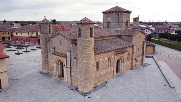 Вид з повітря на знамениту романську церкву Сан-Мартін-де-Тур в Фроймизі, Паленсія, Іспанія.. - Кадри, відео