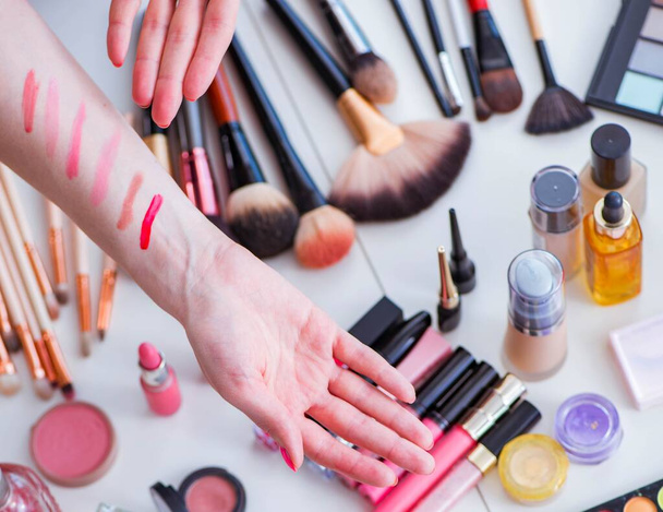 Raccolta di prodotti make up esposti sul tavolo - Foto, immagini