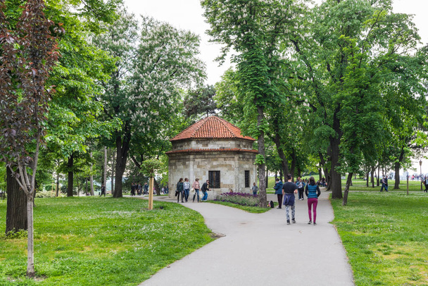 Turistit vierailevat Kalemegdan linnoitus Belgradissa, suosituin matkailukohde Serbiassa  - Valokuva, kuva