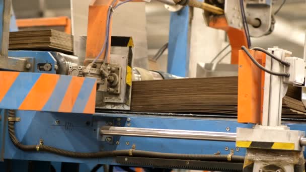 Hullámpapír doboz gyár. Kartondoboz gyártása A kartondobozok gyártásához nagy kartondobozokat töltenek be a gépbe. Felvételek hanggal. - Felvétel, videó