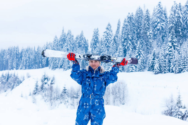 Mujer de mediana edad en vacaciones de esquí en las montañas - Foto, imagen