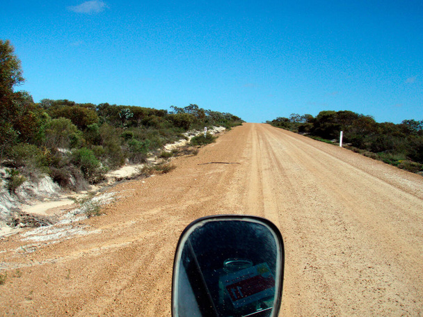 δρόμος στην έρημο της Αυστραλίας, οδική κυκλοφορία στην ύπαιθρο - Φωτογραφία, εικόνα