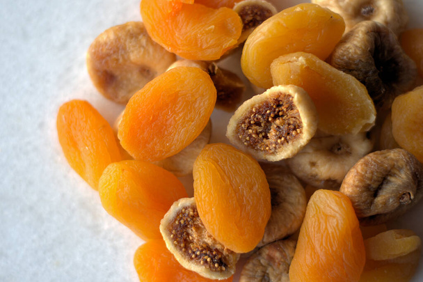Sušené fíky a meruňky na bílém pozadí - Fotografie, Obrázek
