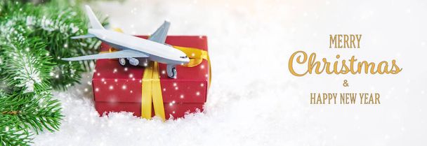 Gyönyörű karácsonyi háttér repülőgép. Utazási koncepció karácsonyra és újévre. Szelektív fókusz. - Fotó, kép